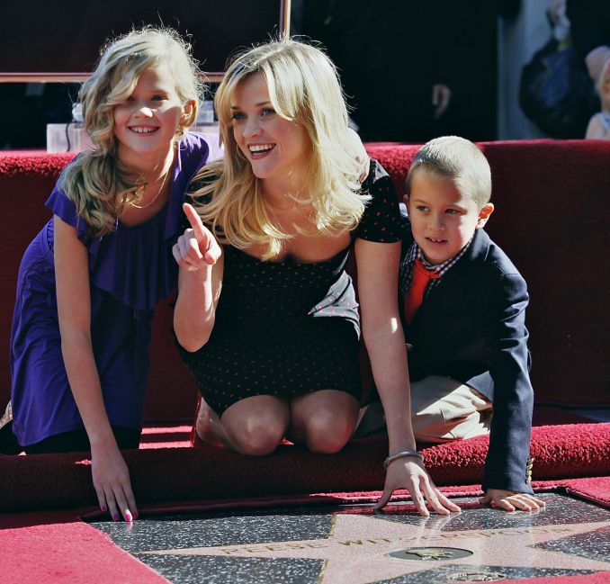 Aktorė Reese Witherspoon su Ava ir sūnumi Deaconu